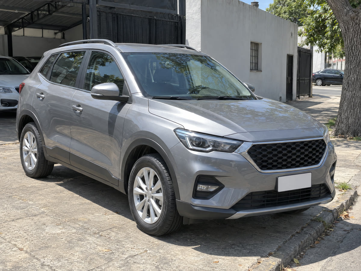 Foto de aviso de una camioneta gris estacionada en la vereda